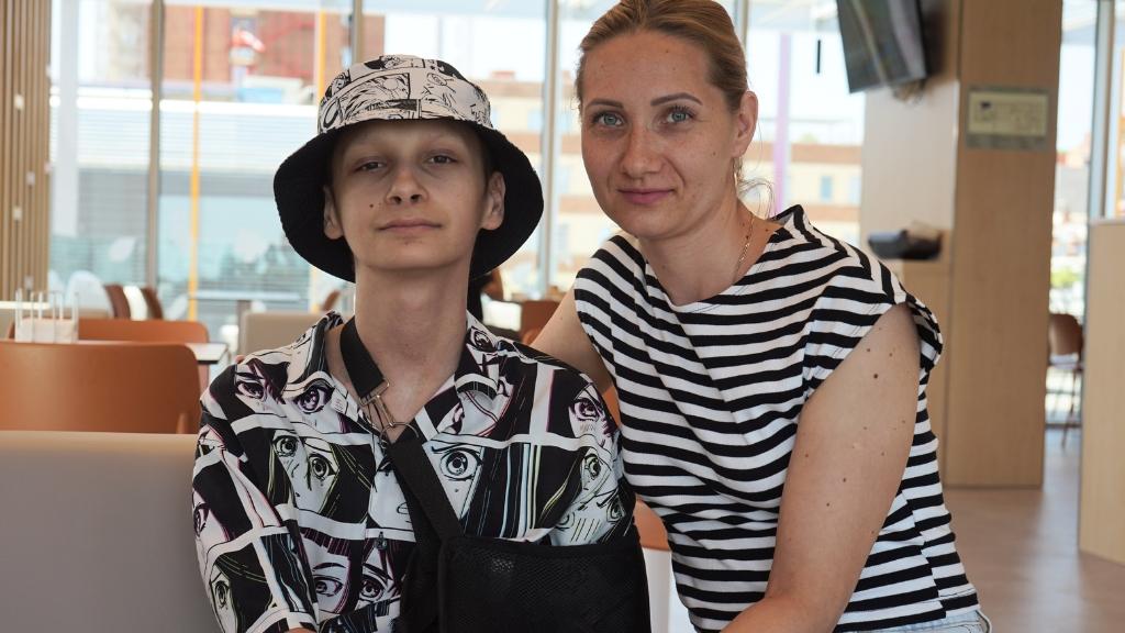 Ярослав с мамой в столовой Детского онкологического центра SJD в Барселоне