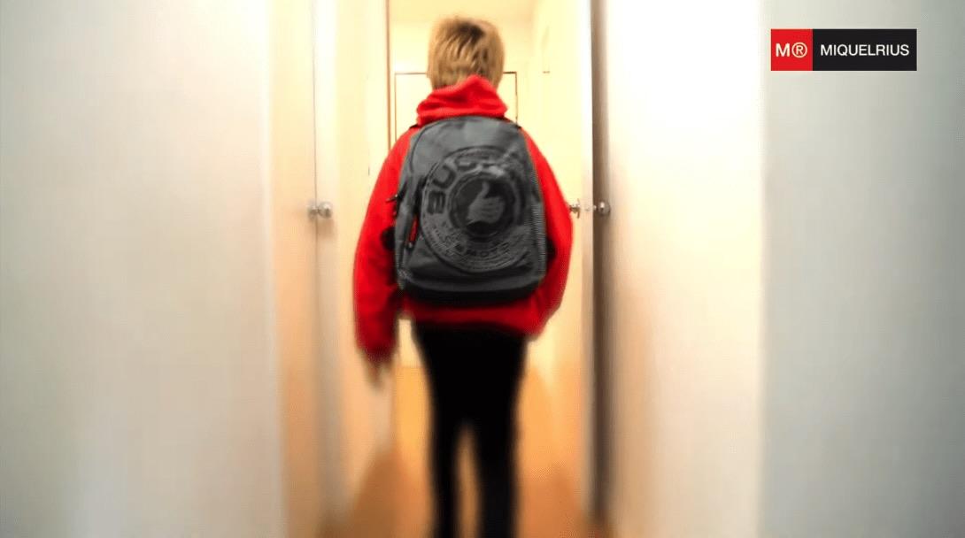 Niño con una mochila ergonómica de Miquel Rius