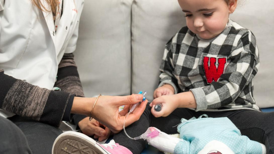 Una especialista Child Life atiende a una paciente en el Hospital Sant Joan de Déu Barcelona