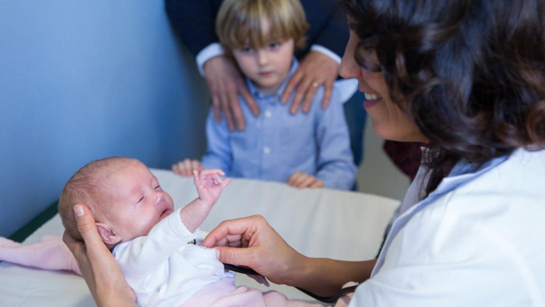Una bebè és auscultada per una metge a l'Hospital Sant Joan de Déu Barcelona