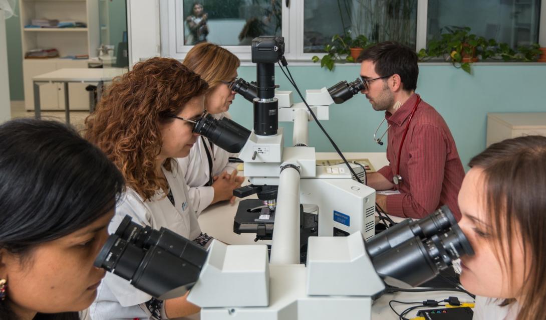 Técnicos del Servicio de Anatomía Patológica analizando muestras en el Hospital Sant Joan de Déu