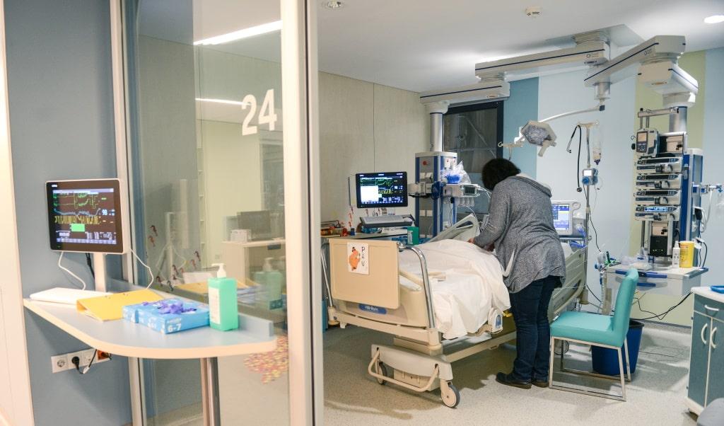 Madre con paciente en box del Área de Cuidados Intensivos Pediátricos del Hospital Sant Joan de Déu Barcelona
