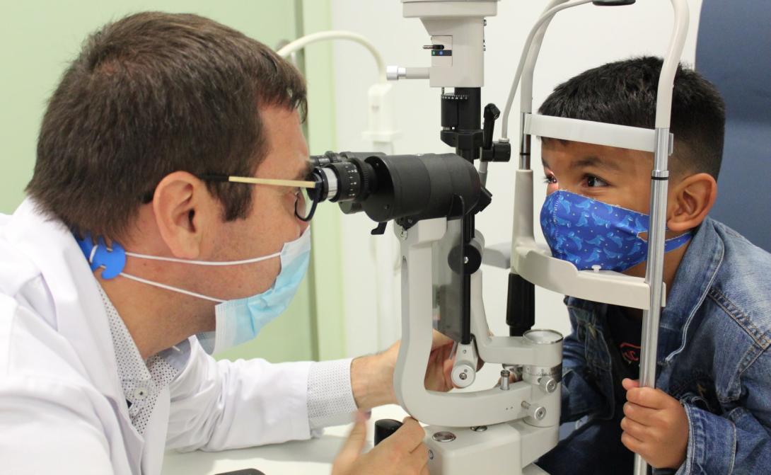 El Dr. Jaume Català examina a un nen amb retinoblastoma
