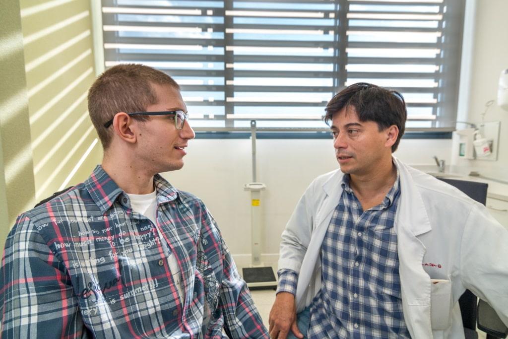 Paciente en la consulta del Dr. Nascimento de la Unidad de Enfermedades Neuromusculares del Hospital Sant Joan de Déu Barcelona