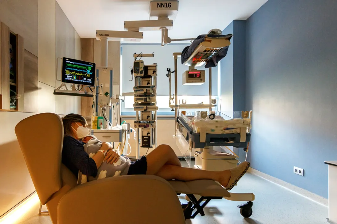 Mare amb amb un nadó al box del Servei de Neonatologia Mare amb amb un nadó al box del Servei de Neonatologia a l'Hospital Sant Joan de Déu Barcelona