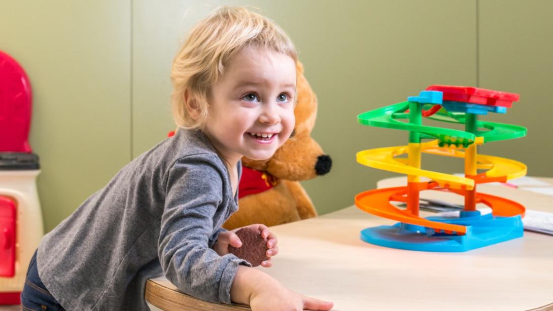 Nena somrient a l'Hospital Sant Joan de Déu Barcelona