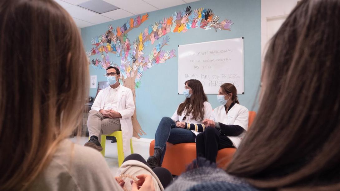 Sesión con pacientes de salud mental Sesión con pacientes de salud mental en el Hospital Sant Joan de Déu