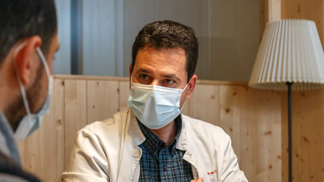 Trabajador social atendiendo a un familiar Trabajador social atendiendo a un familiar en el Hospital Sant Joan de Déu
