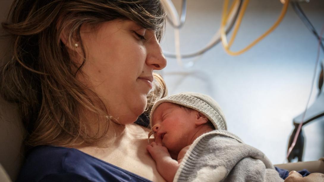 Un nadó prematur fent pell amb pell amb la seva mare a l'Hospital Sant Joan de Déu Barcelona
