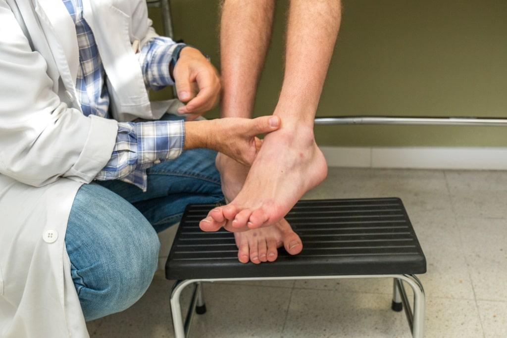 Detalle de los pies de un paciente en la consulta de la Unidad de Enfermedades Neuromusculares del Hospital Sant Joan de Déu Barcelona