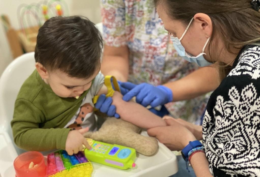 Enfermera atiende a un paciente de hematología en el Hospital Sant Joan de Déu Barcelona