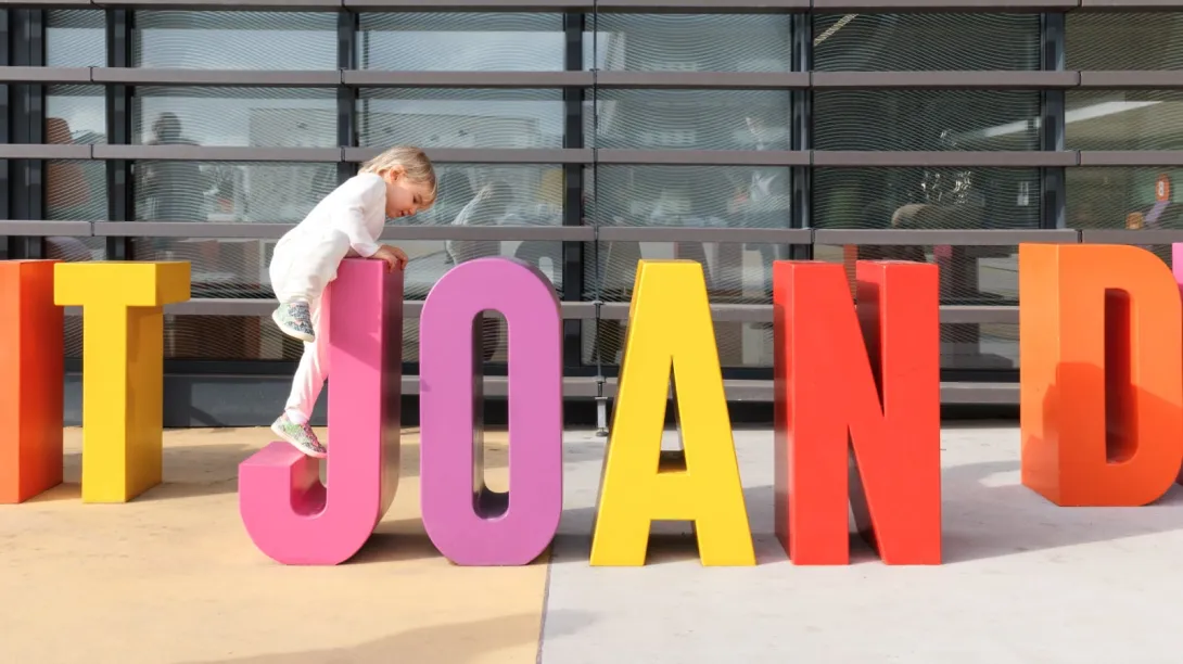 Un niño juega en la plaza exterior del Hospital Sant Joan de Déu Niño en exterior de Hospital Sant Joan de Déu