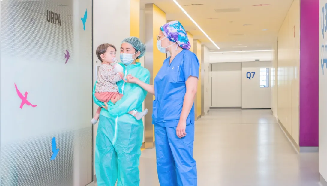 Paciente y madre en quirófanos Sant Joan de Déu