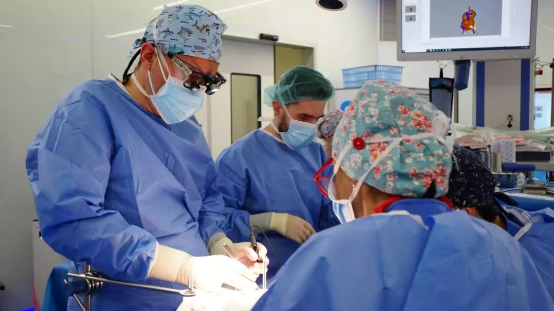 Dr. Lucas Krauel i el seu equip durant una intervenció a l'Hospital Sant Joan de Déu Barcelona