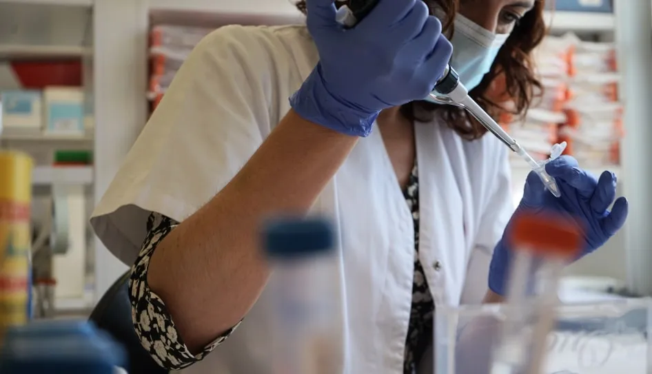 Una profesional procesa una muestra en el laboratorio de diagnóstico molecular Una profesional procesa una muestra en el laboratorio de diagnóstico molecular