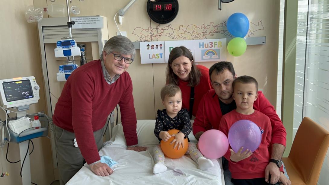 Аня на последнем сеансе иммунотерапии со своей семьей и доктором Мора в Госпитале Сант Жоан де Деу Барселона