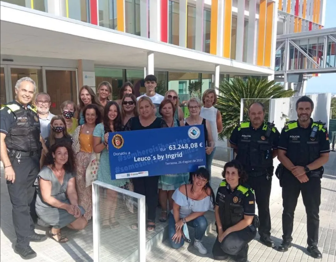 Policia municipal de Terrassa lliura un xec al Pediatric Cancer Center Barcelona Policia municipal de Terrassa entrega un xec