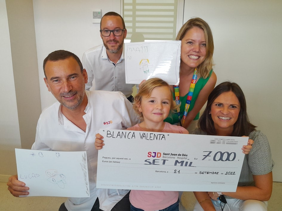 Entrega del cheque de Blanca Valenta