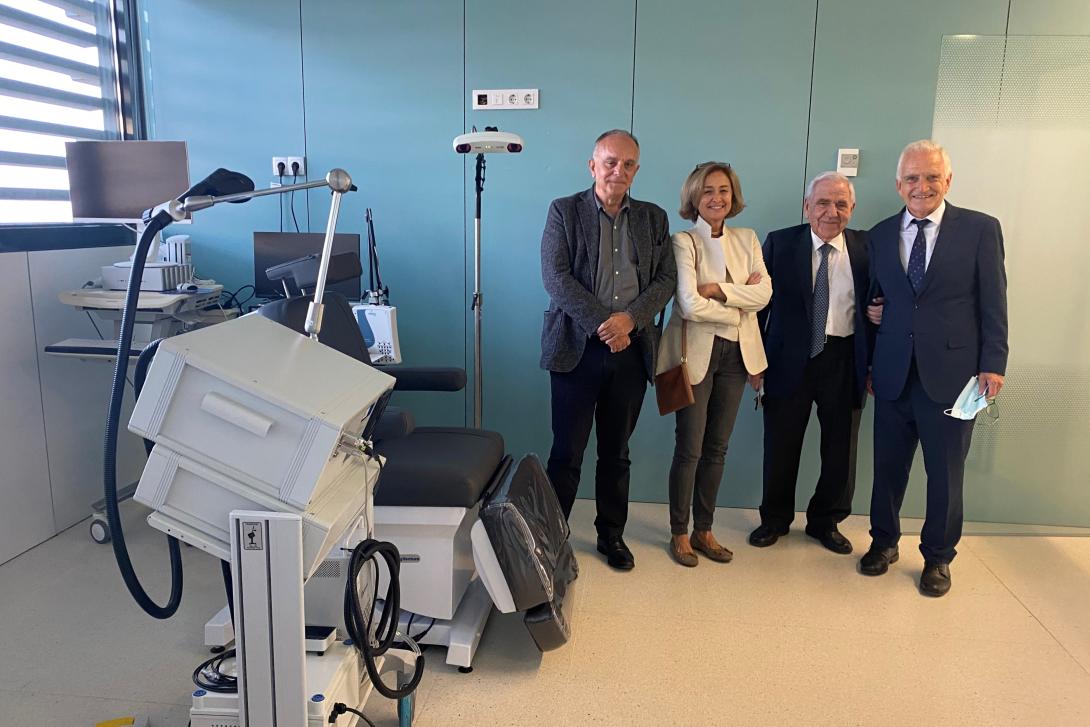 Representants de la Fundació Bosch Aymerich visiten la Unitat de Neuromodulació al costat de Manel del Castillo, director gerent de l'Hospital.