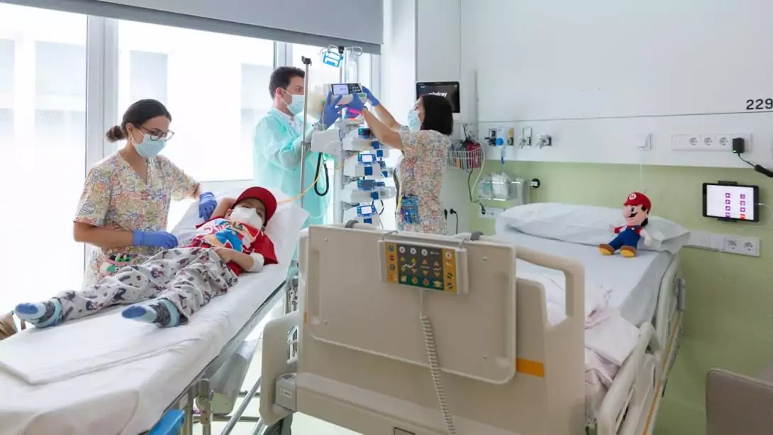 Healthcare professionals looking after an inpatient at SJD Pediatric Cancer Center Barcelona