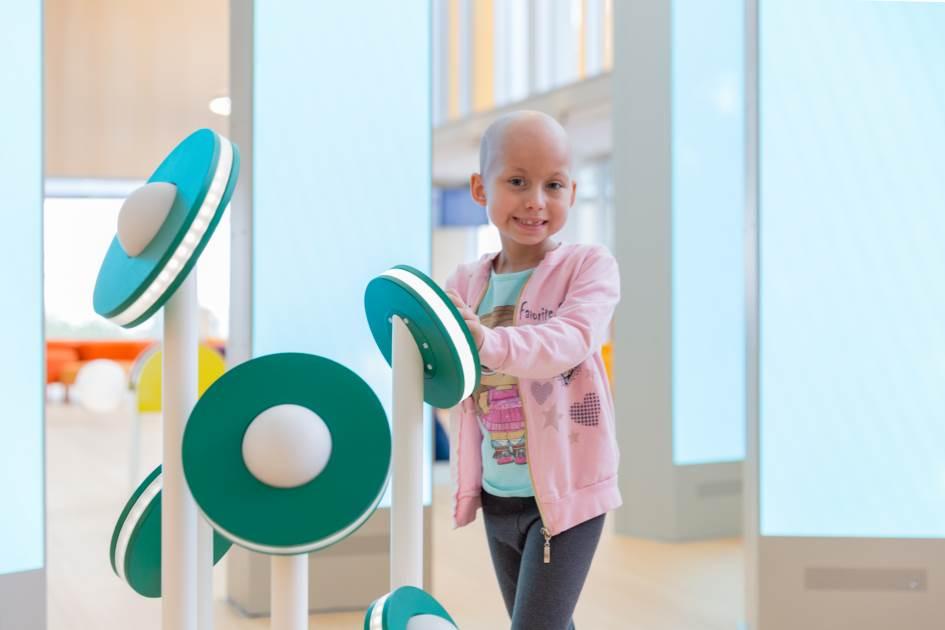 Imagen de paciente jugando en el hall del SJD Pediatric Cancer Center Barcelona