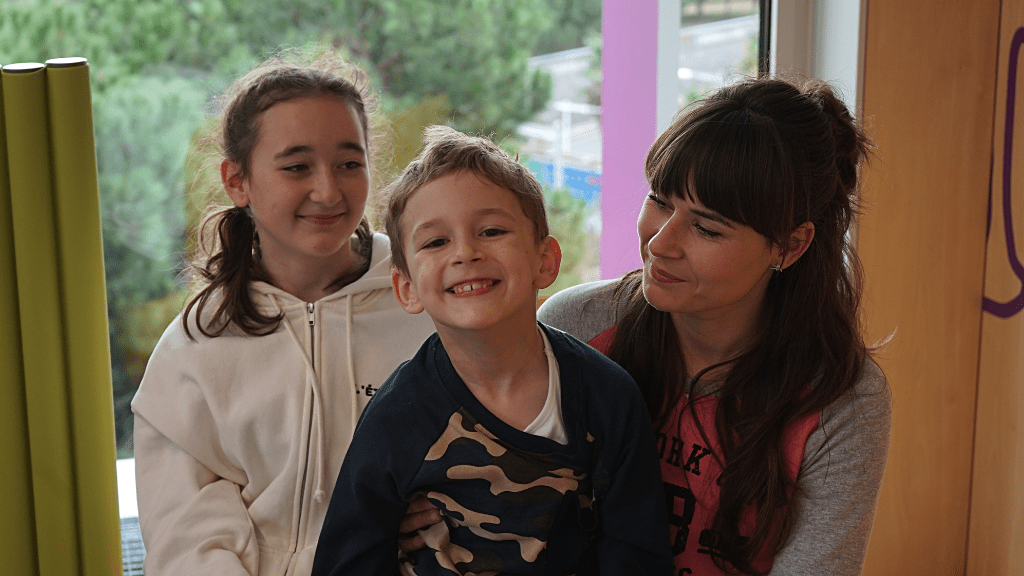 Ivan en una visita al Hospital Sant Joan de Déu, con su madre y su hermana.