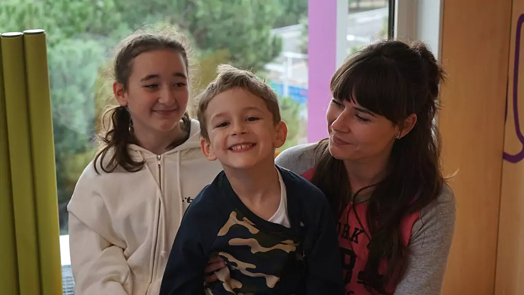 Иван во время посещения Госпиталя Сант Жоан де Деу с матерью и сестрой.
