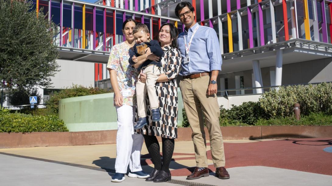 Paciente de oncología del SJD Pediatric Cancer Center junto al equipo clínico