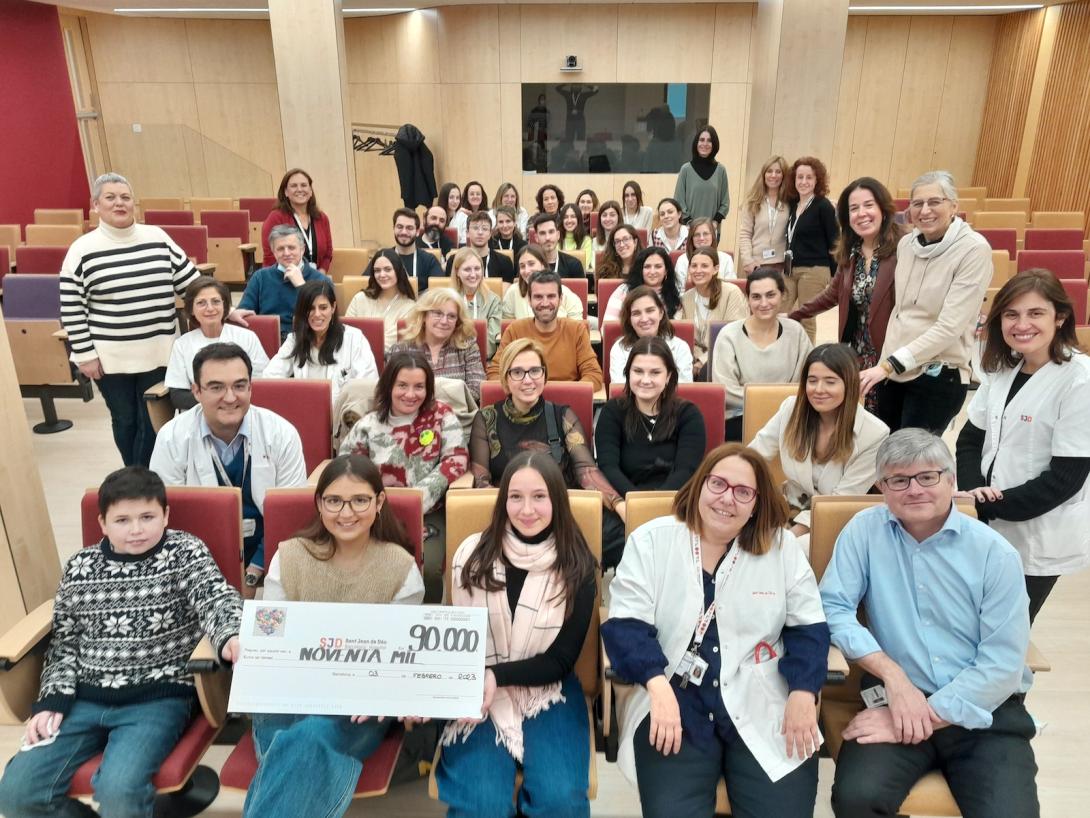 Acto de entrega de las donaciones de la Asociación Pulseras Candela y de Leuco's by Ingrid