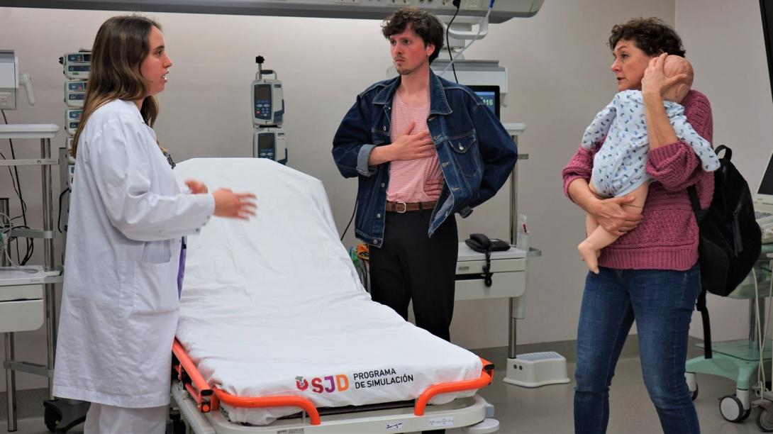 Una de las residentes habla con los actores durante una simulación del programa MIRame Simulación de situación clínica en el Hospital Sant Joan de Déu