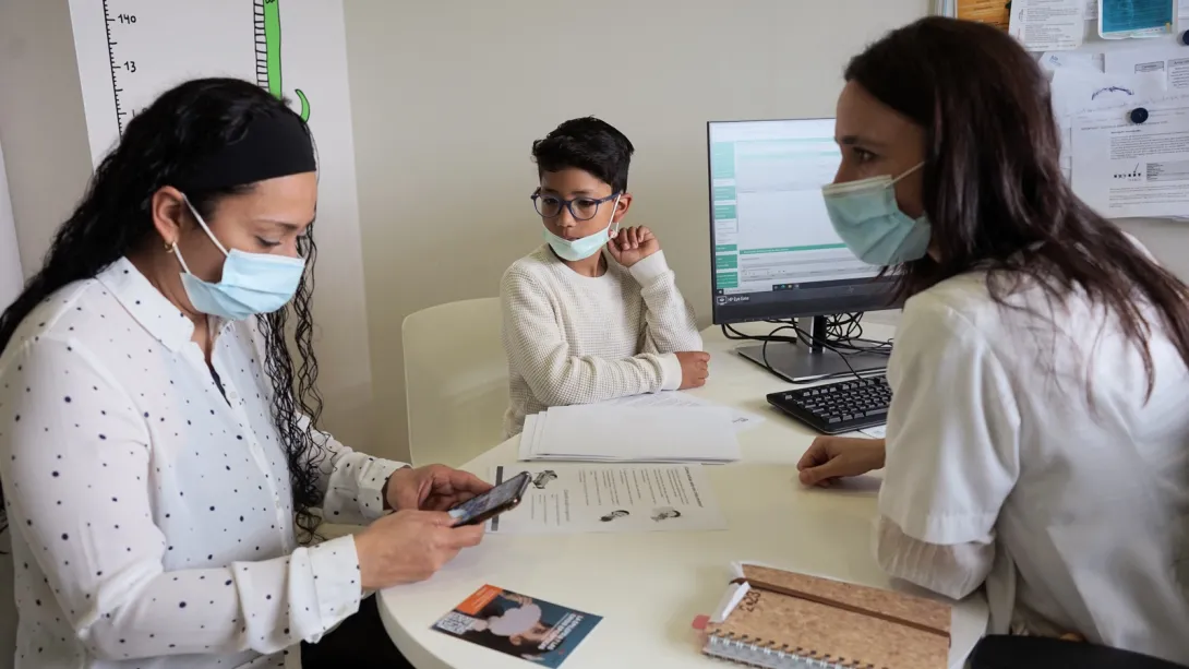 Case manager nurse with a family