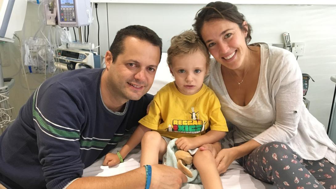 Поль, пациент с нейробластомой, со своими родителями во время поступления в Госпиталь Сант Жоан де Деу в Барселоне.