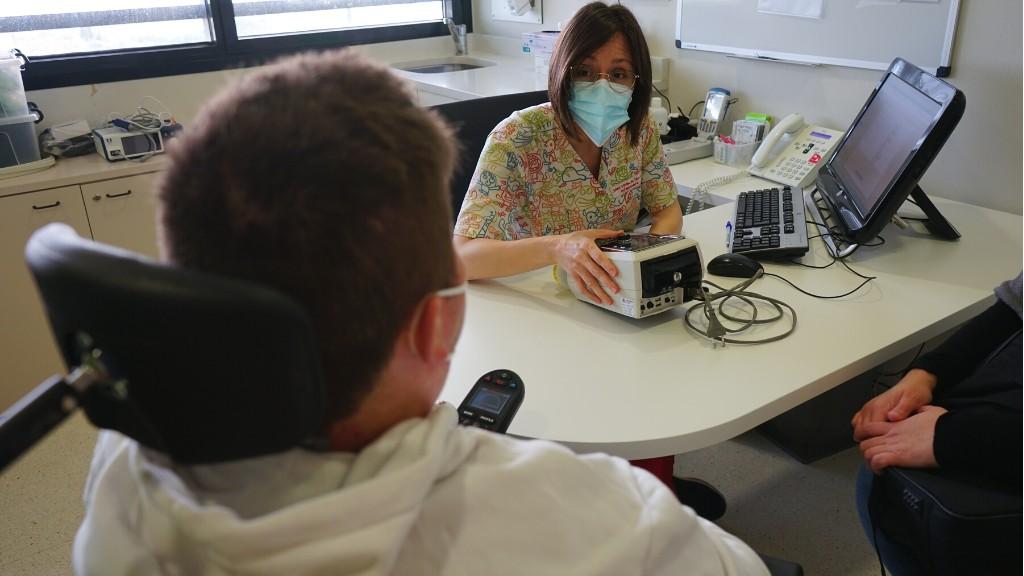Una infermera i a un pacient comentant l'ús de l'aparell de ventilació domiciliària - Servei de Pneumologia - Hospital Sant Joan de Déu Barcelona Una infermera i a un pacient comentant l'ús de l'aparell de ventilació domiciliària - Servei de Pneumologia - Hospital Sant Joan de Déu Barcelona