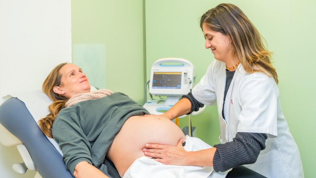 Midwife examines a pregnant patient