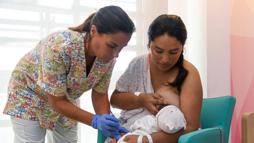 Un recién nacido recibe la inmunización contra VRS en el Hospital Sant Joan de Déu Barcelona
