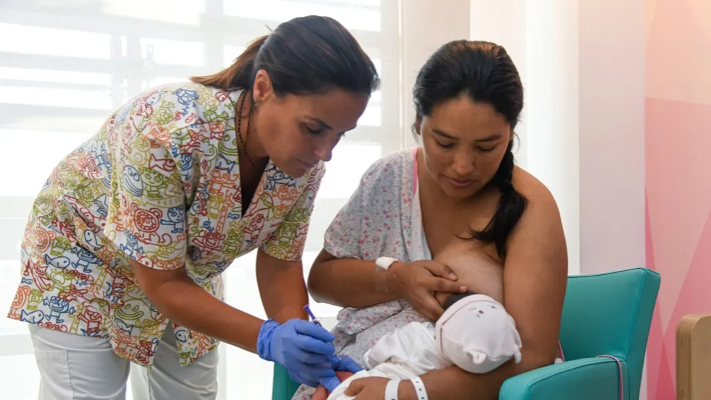 Un recién nacido recibe la inmunización contra VRS en el Hospital Sant Joan de Déu Barcelona Un recién nacido recibe la inmunización contra VRS en el Hospital Sant Joan de Déu Barcelona