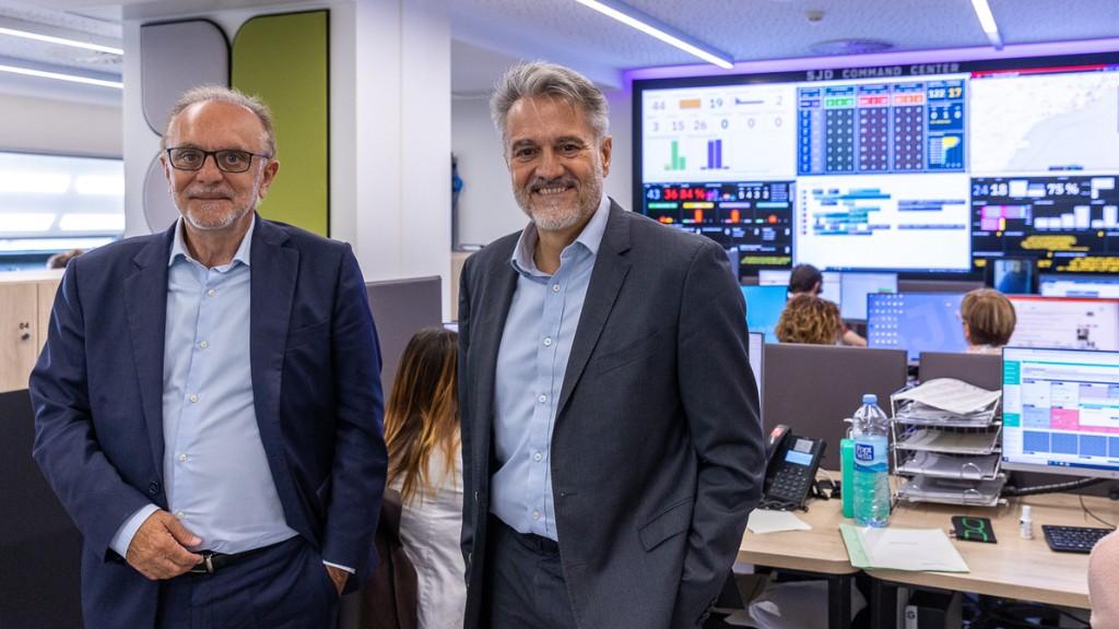 Манель дель Кастильо, управляющий директор госпиталя, и Альберто Гранадос, президент Microsoft в Испании, в командном центре Госпиталя Сант Жоан де Деу