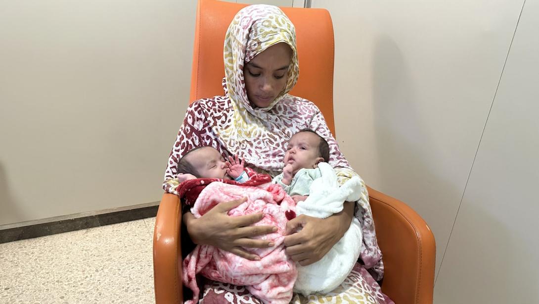 Сёстры-близнецы на руках у матери восстанавливаются после операции по разделению на этаже госпитализации Сант Жоан де Деу