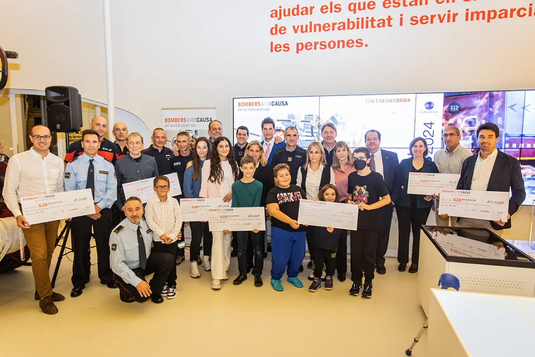 Entrega fons Calendari Bombers amb Causa 2023