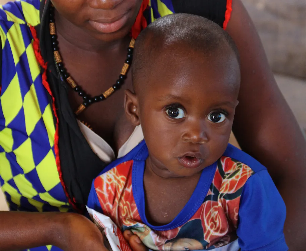 Infant atès gràcies a la Fundación Áurea