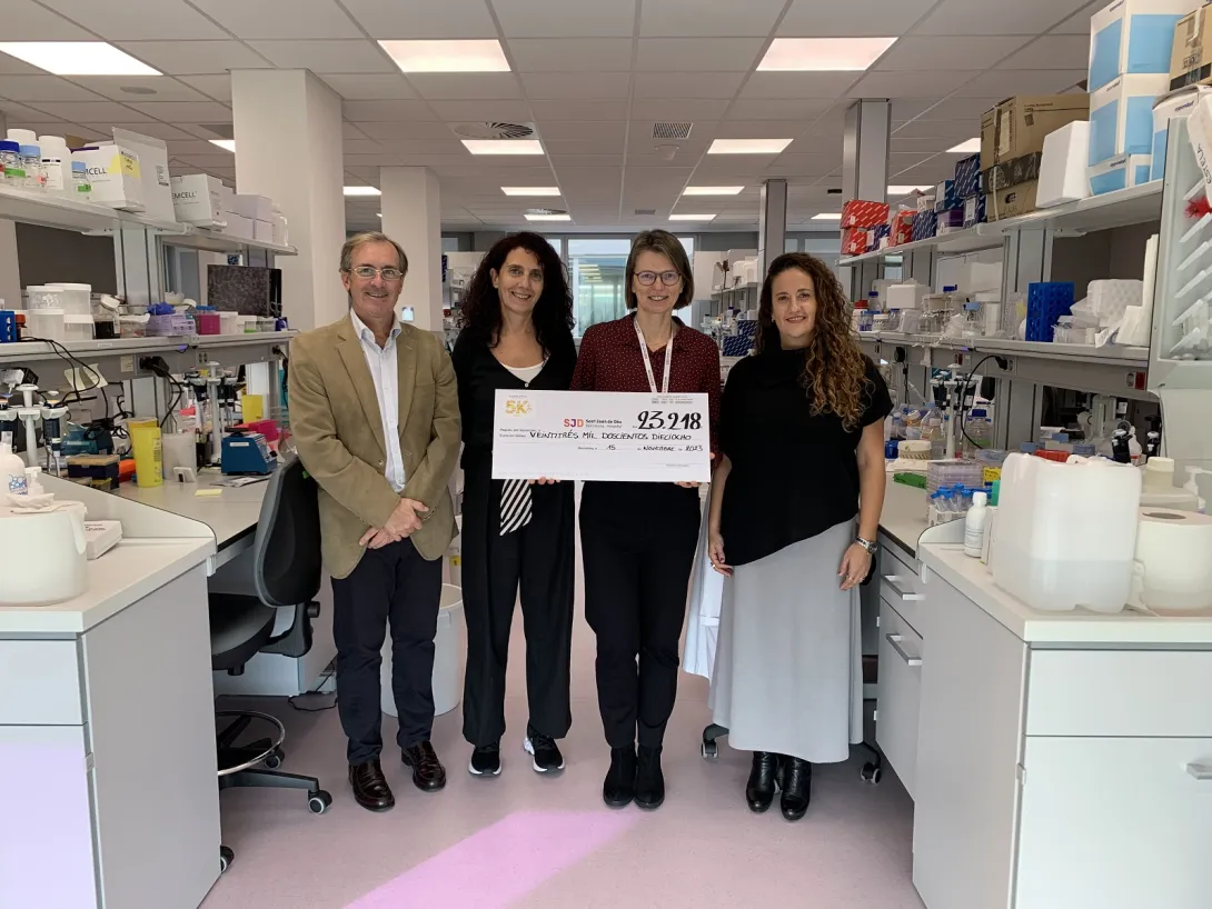 Representants de Catalonia Hotels & Resorts al laboratori d'investigació del càncer infantil de l'SJD Pediatric Cancer Center Barcelona