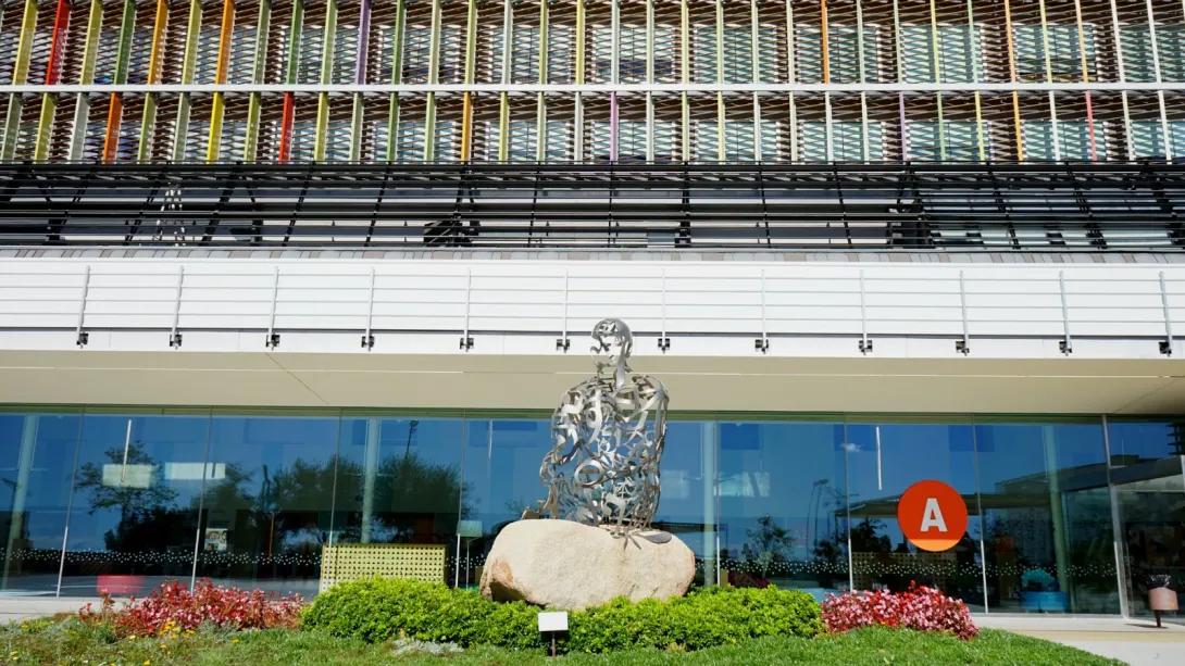 External façade with statue of Jaume Plensa at the SJD Barcelona Children's Hospital
