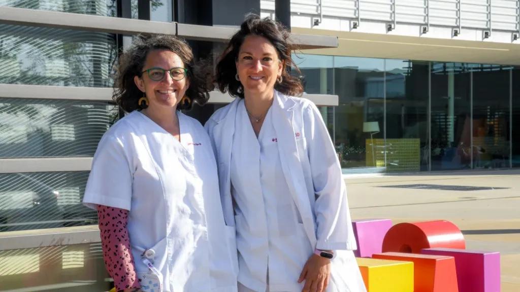 Sharon Santos i Lydia García, llevadores de l'Hospital Sant Joan de Déu Barcelona Sharon Santos y Lydia García, comadronas del Hospital Sant Joan de Déu Barcelona