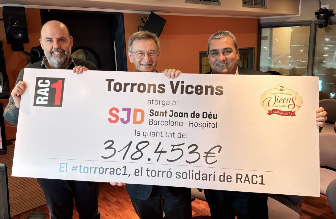 Entrega del cheque Torró solidari RAC1