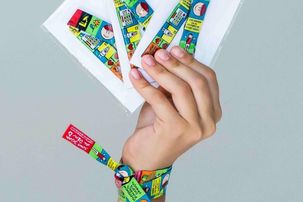 Pulsera solidaria por la investigación del cáncer infantil