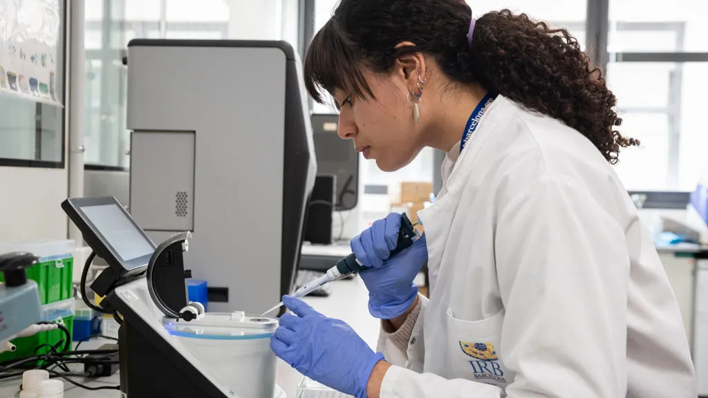 Una investigadora del laboratori conjunt entre l'IRB Barcelona i l'IRSJD Una investigadora del laboratori conjunt entre l'IRB Barcelona i l'IRSJD