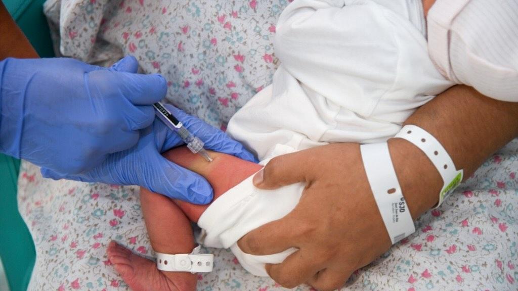 Inmunización de un bebé contra el VRS
