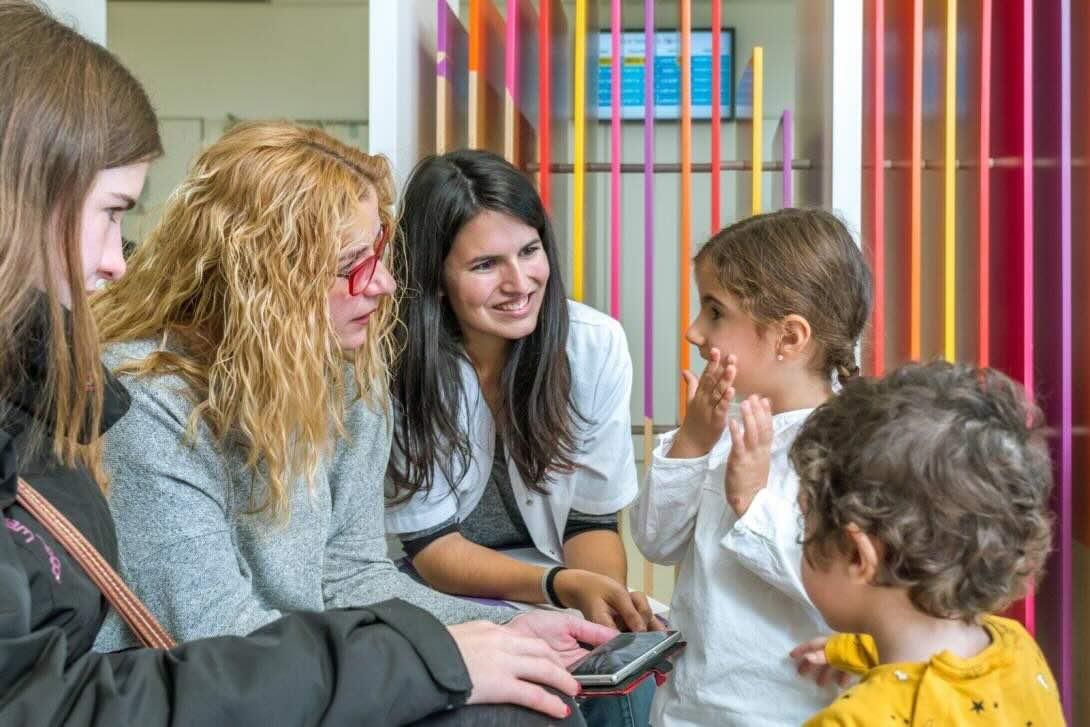 Familia espera en una sala junto a su gestora de casos en el Hospital Sant Joan de Déu Barcelona