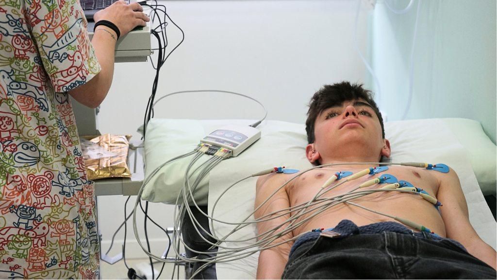 Iu, a patient at the Congenital Cardiopathy Centre Barcelona, attending a check-up at the SJD Barcelona Children's Hospital