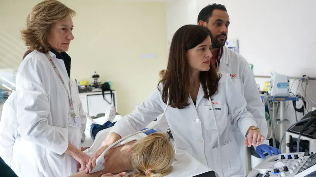 Especialistes de Dermatologia tractant un pacient amb lesió vascular Especialistes de Dermatologia tractant un pacient amb lesió vascular